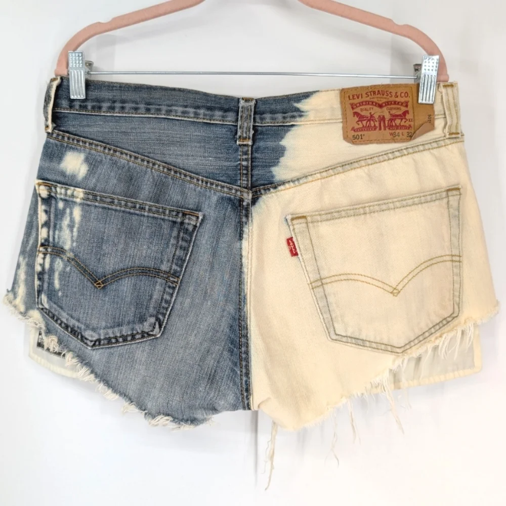 Levi's 501 Two-Tone Blue Cream Distressed Raw Hem Denim Cut-Off Booty Shorts 34